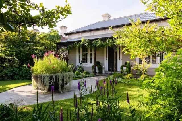 Caroline Hyett Gardens & Design