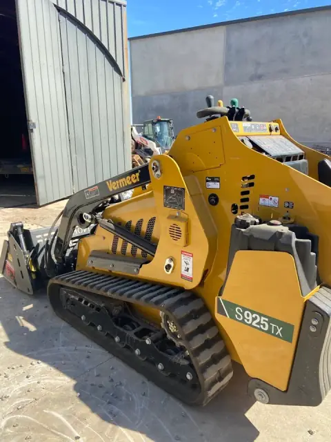 Dicko's Bobcat & Tipper cover