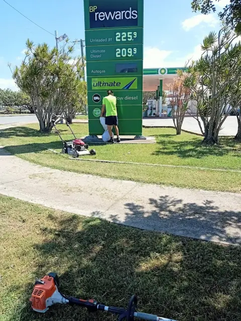 Graham's Lawn & Yard Maintenance cover