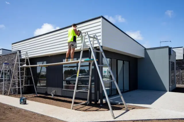 Pintor painting Tasmania