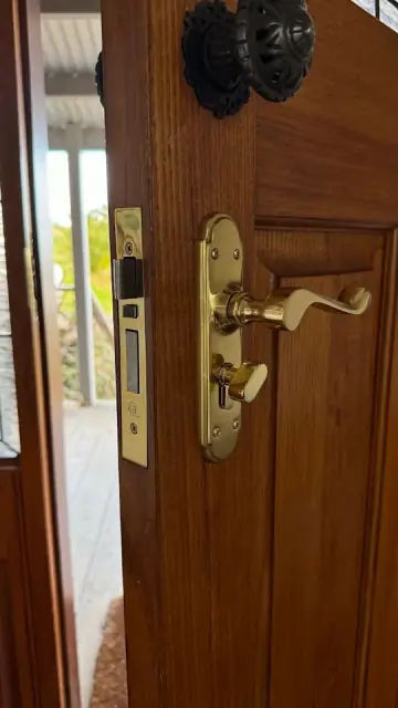 Select Locksmiths & Security cover