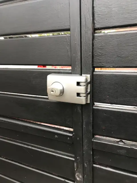 Universal Locksmiths cover