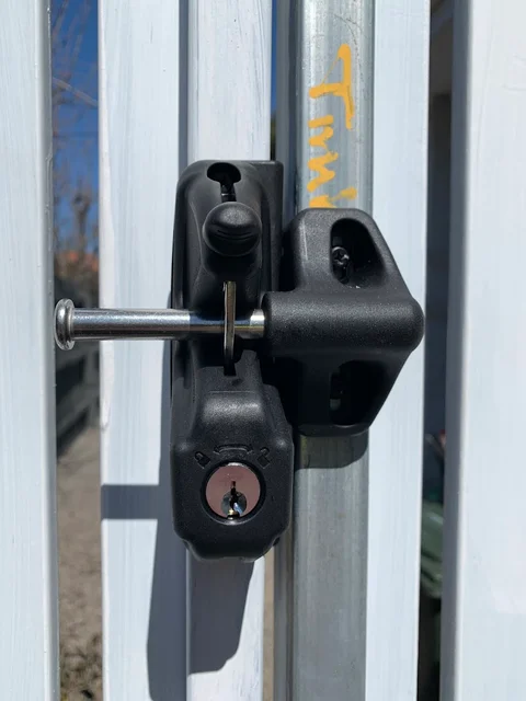 Universal Locksmiths cover